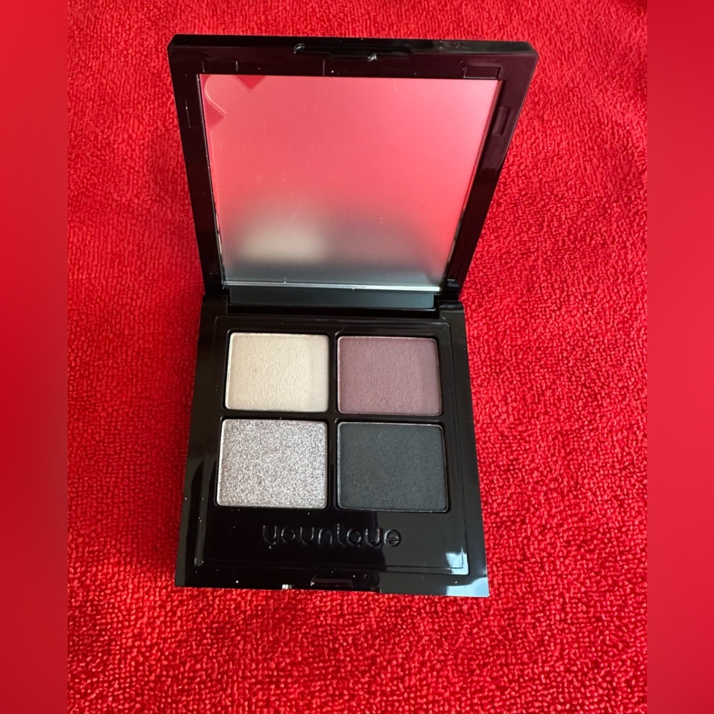 Younique Moodstruck Essential Eyeshadow Palette